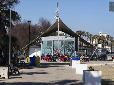 Si entra cos� in una sorta di �piazzetta� dotata di panchine...